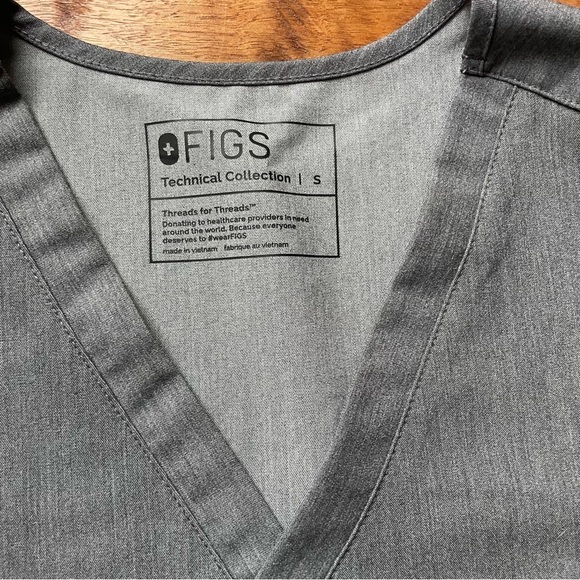 Figs Catarina One-Pocket Scrub Top V- neck Graphite Heather Gray Style#FW1000 - Picture 7 of 12